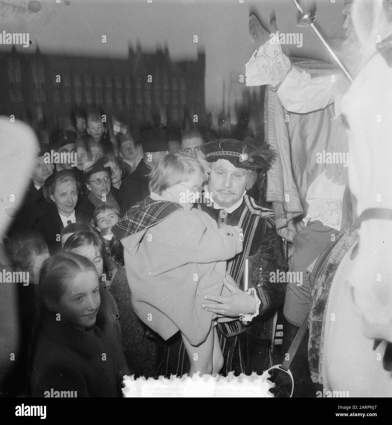 Entrée Sinterklaas À Amsterdam. Princess Marijke (Christina) au bras d'un noble espagnol au Saint Date: 21 novembre 1953 lieu: Amsterdam, Noord-Holland mots clés: Entrée, SINTERKLAAS, saint nicolaas Nom personnel: Christina (princesse Pays-Bas) Banque D'Images