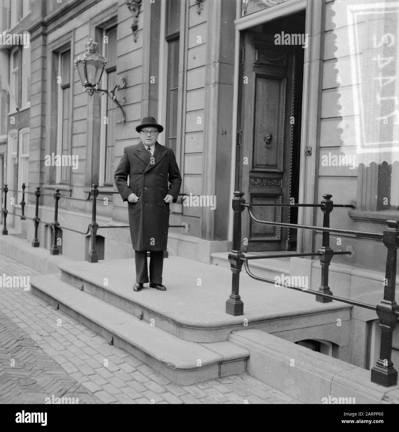 Informateurs à la Reine Juliana au Palais Lange Voorhout; Dr. L.G. Kortenhorst, Président de la Chambre Date: 18 mai 1955 mots clés: Informateurs, palais, présidents Nom personnel: Dr. L. G. Kortenhorst Nom de l'institution: Deuxième chambre Banque D'Images