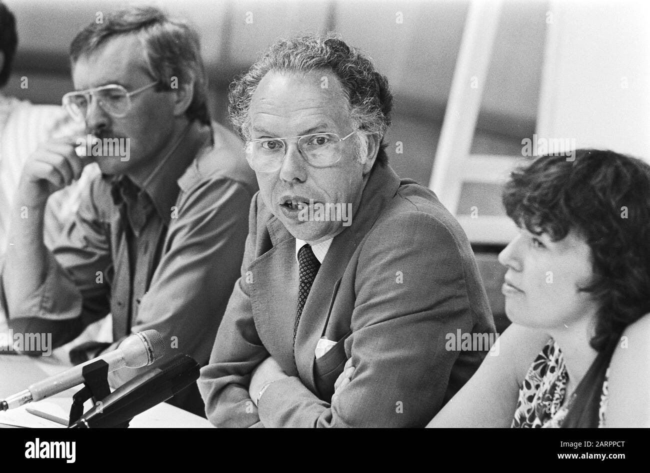 Conférence de presse de la VARA sur les plans de politique concernant l'avenir et les licenciements annoncés Vlnr. Secrétaire ton Verberne, Président Albert van den Heuvel, Ilona Bosman Annotation: Portrait photo Verberne sur neg.nr. 15 A Date: 24 juin 1983 mots clés: Austérité, diffuseurs, conférences de presse, réorganisations, présidents Nom personnel: Heuvel, Albert van den Institutionname: Vara Banque D'Images