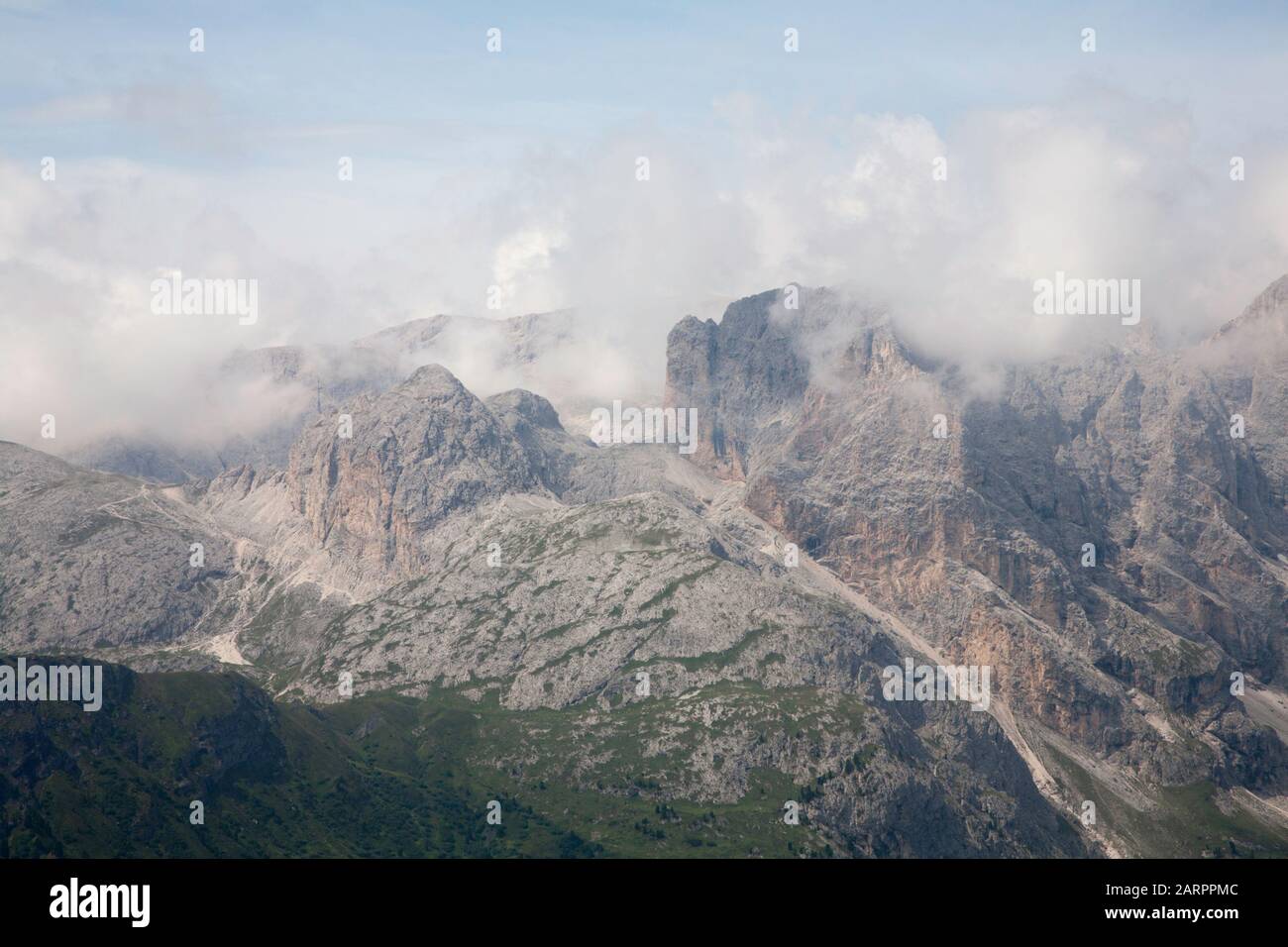 Cloud streaming au-dessus des falaises du groupe Rosengarten vue sur les pentes du Plattkofel Val Gardena Dolomites Tyrol du Sud Italie Banque D'Images