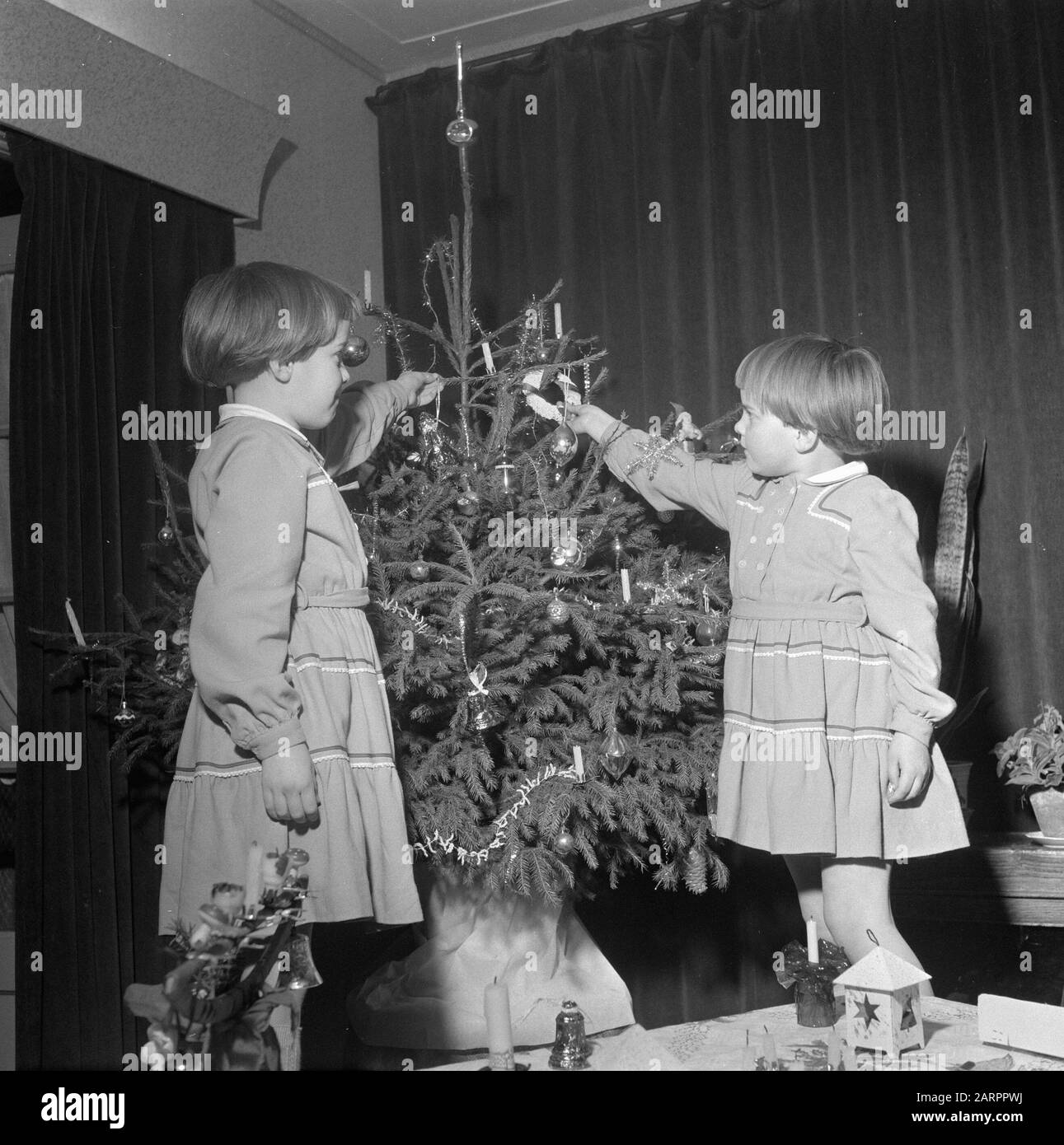 Enfants autour de l'arbre de Noël Date: 28 décembre 1955 mots clés: Enfants, arbres de Noël Banque D'Images