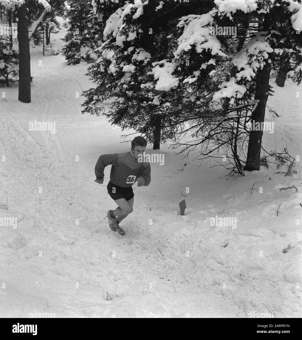 House ter Heide.Nederlands Championschapp Cross-Country 14 km. [A participant] Date: 19 février 1956 lieu: Huis ter Heide mots clés: Athlétisme, marche sur le terrain Banque D'Images