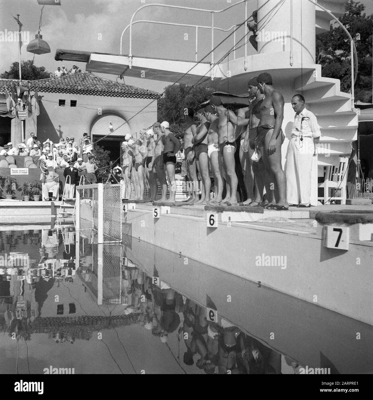 Championnats européens de natation à Monaco les équipes de water-polo sont prêtes à entrer dans l'eau Date: 10 septembre 1947 lieu: Monaco mots clés: Water-polo, championnats de natation, natation Banque D'Images
