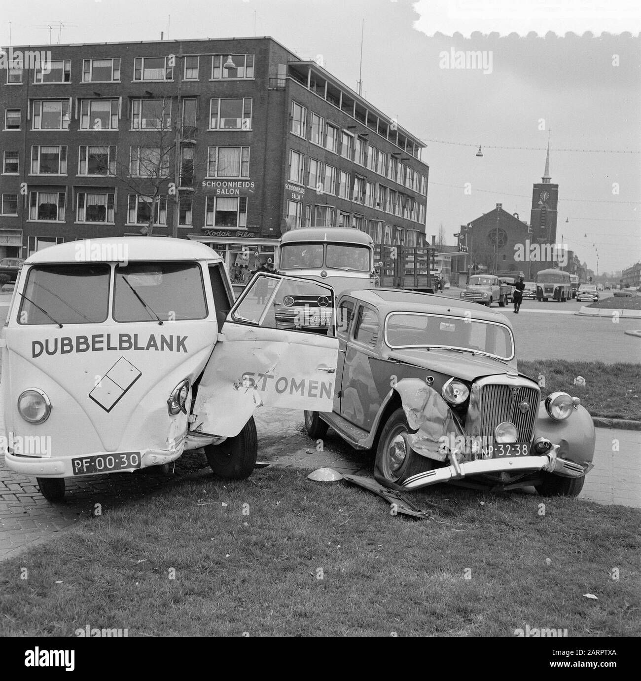 Zuidplein Rotterdam. Collision bus, voiture de tourisme, van Date : 26 mars 1957 lieu : Rotterdam, Zuid-Holland mots clés : collisions, fourgonnettes, voitures de tourisme Banque D'Images