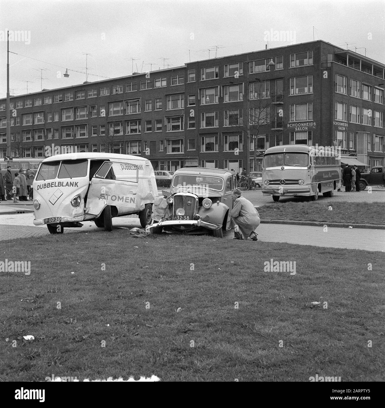 Zuidplein Rotterdam. Collision bus, voiture de tourisme, van Date : 26 mars 1957 lieu : Rotterdam, Zuid-Holland mots clés : collisions, fourgonnettes, voitures de tourisme Banque D'Images