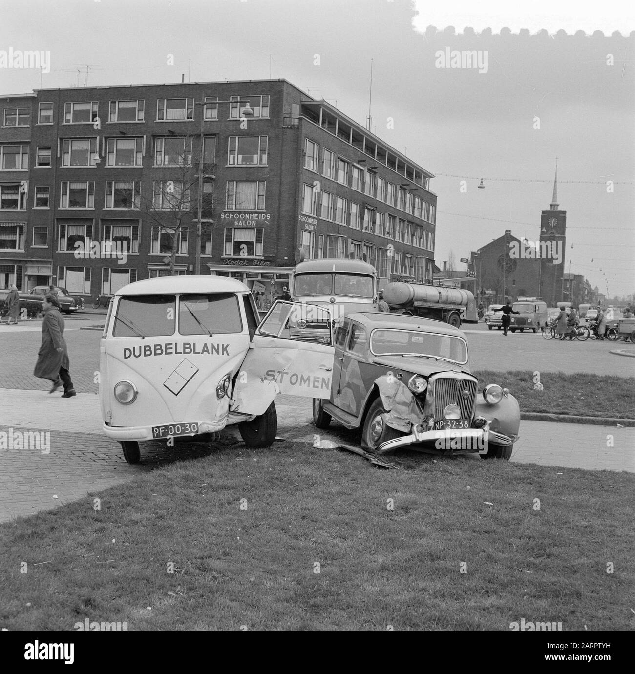 Zuidplein Rotterdam. Collision bus, voiture de tourisme, van Date : 26 mars 1957 lieu : Rotterdam, Zuid-Holland mots clés : collisions, fourgonnettes, voitures de tourisme Banque D'Images