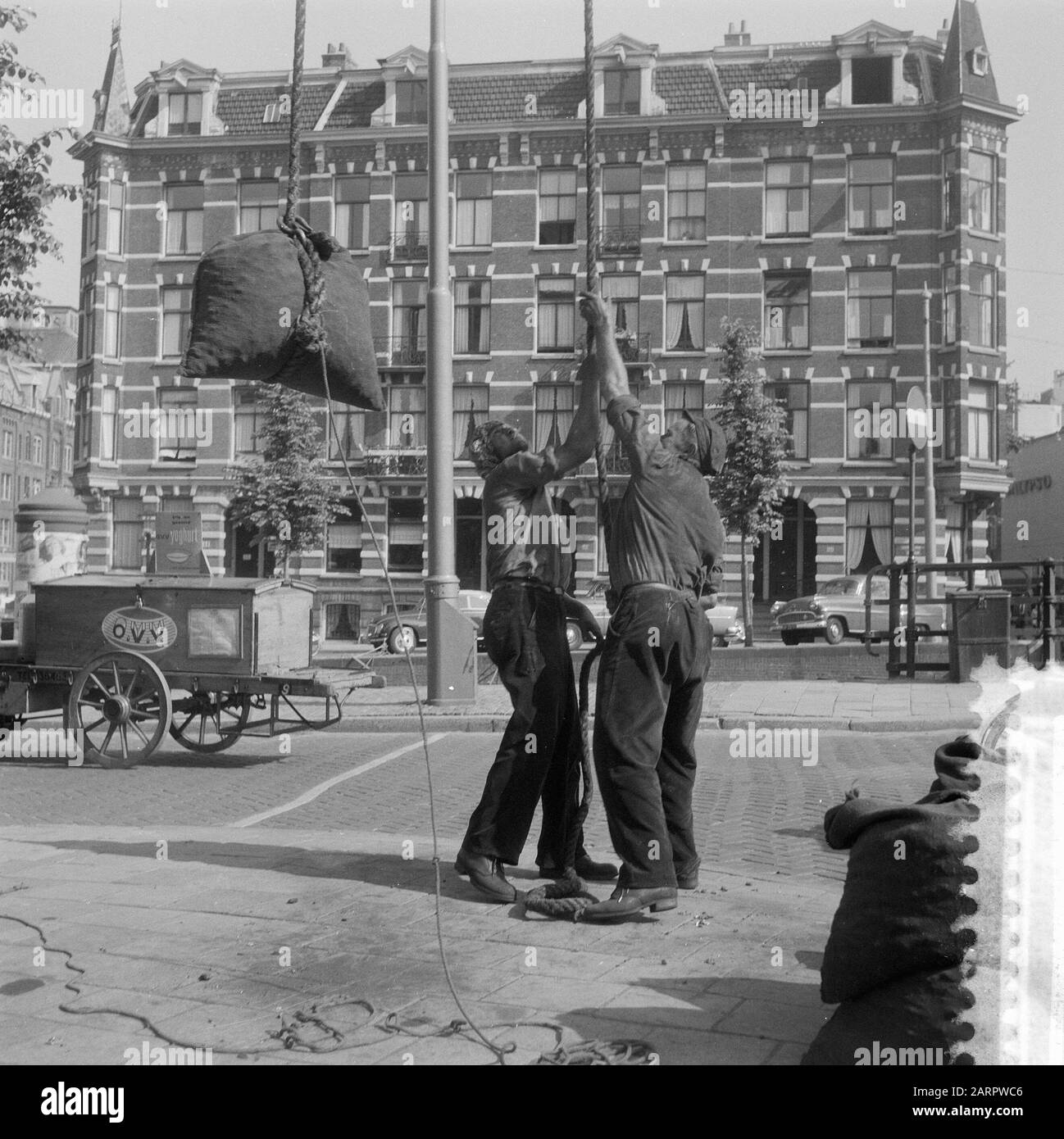 Chauffage, producteurs de charbon hisser les sacs Date: 4 juillet 1957 mots clés: Chaleur Banque D'Images