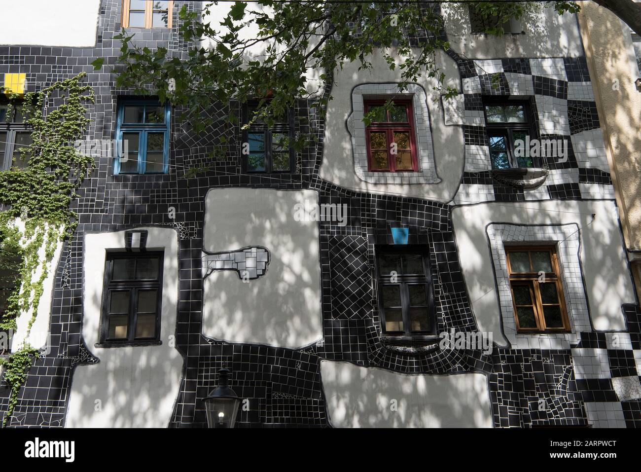 Vienne, Autriche - 10 juin 2019; gros plan de l'extérieur DE LA KUNST HAUS WIEN un musée avec exposition sur Hundertwasser, un touriste popllaire Banque D'Images