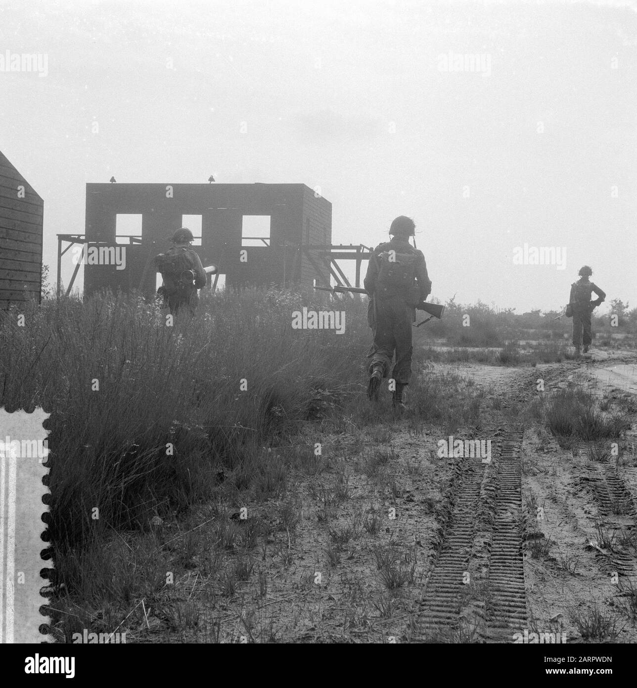 Exercice militaire de trois jours pour le 43ème régiment d'infanterie du camp de résine. Infanterie en action Date: 30 juillet 1957 lieu: Harskamp mots clés: Action, Infantry, exercices Banque D'Images