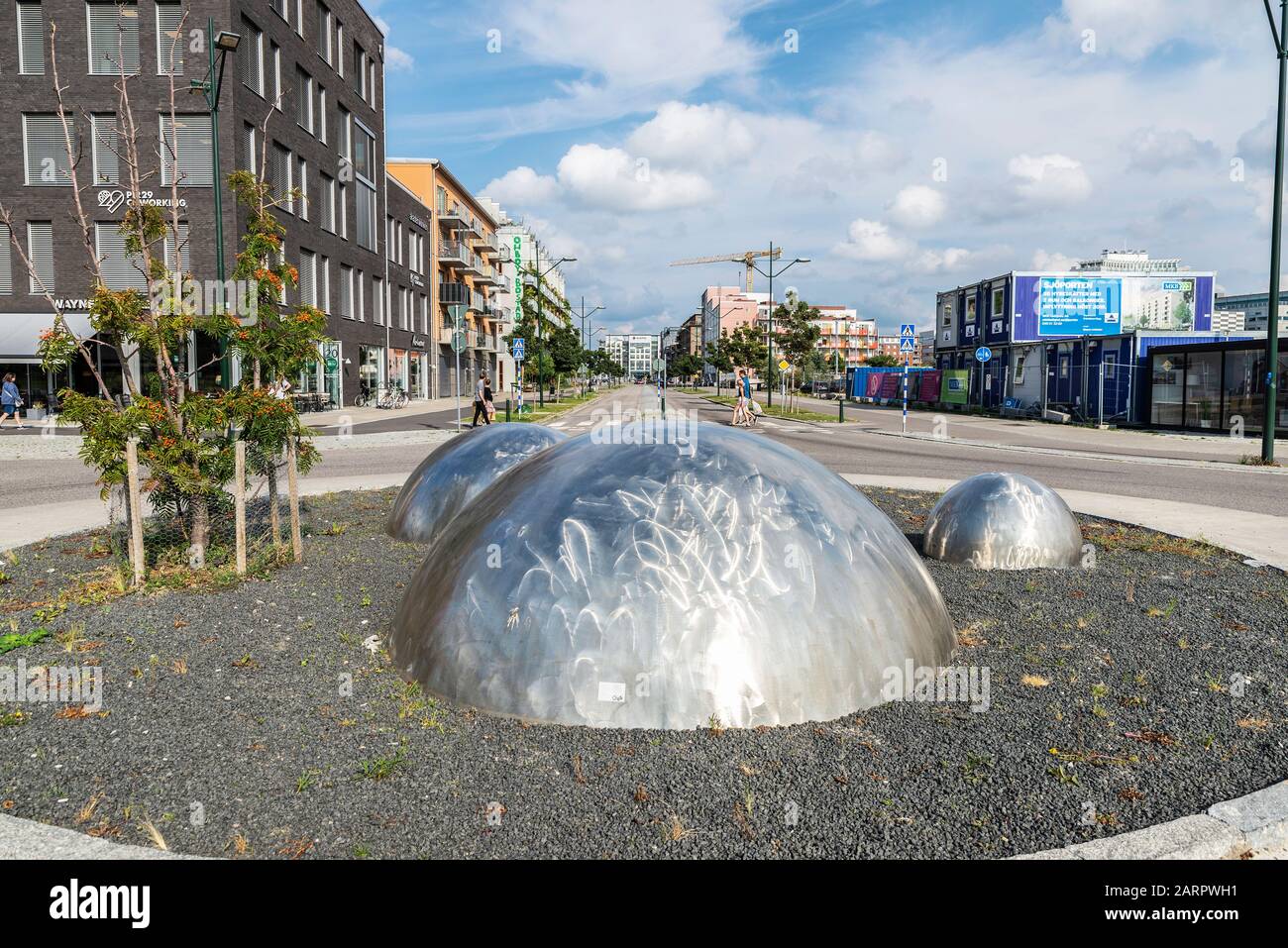 Malmö, Suède - 30 août 2019: Sculpture moderne et abstraite dans un rond-point dans le quartier de Västra Hamnen avec des gens autour de Malmo, Swede Banque D'Images