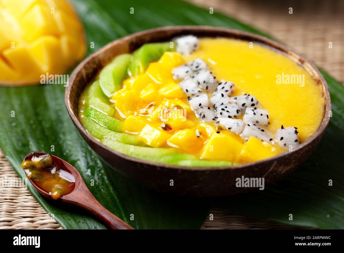 bol à smoothie à la mangue avec kiwi, fruits du dragon et fruits de la passion. Banque D'Images