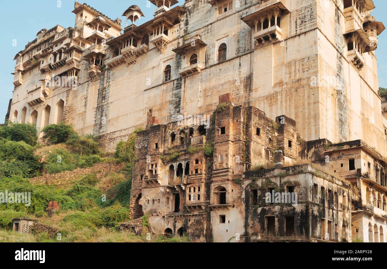 Ruines du palais de ville, vue d'une élévation latérale montrant l'état de la désintégration d'un matin d'été lumineux à Bundi, Rajasthan, Inde. Banque D'Images