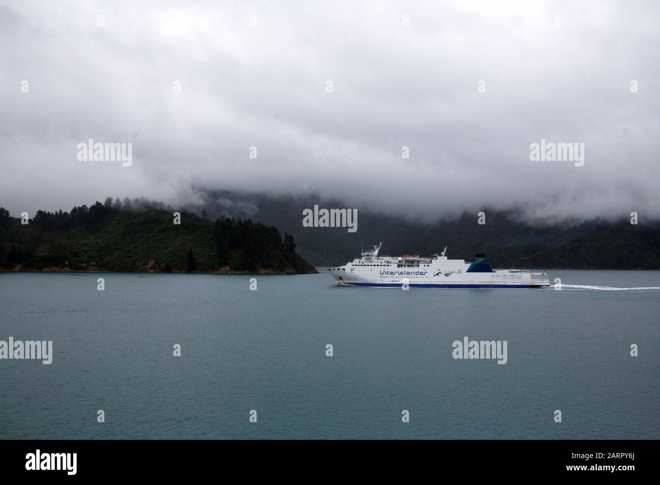 Ferry sur le cuisinier traversant directement la Nouvelle-Zélande Banque D'Images