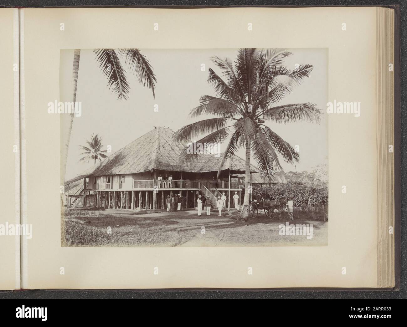 Album Photo Deli Maatschappij: Deli Langkat & Serdang. Sumatra par G.R. Lambert [Hospital?] Annotation: Sur la gauche, il y a une garde armée. Droite une femme avec un enfant en calèche] Date : 1885 lieu : Indonésie, Antilles orientales néerlandaises, Sumatra Banque D'Images