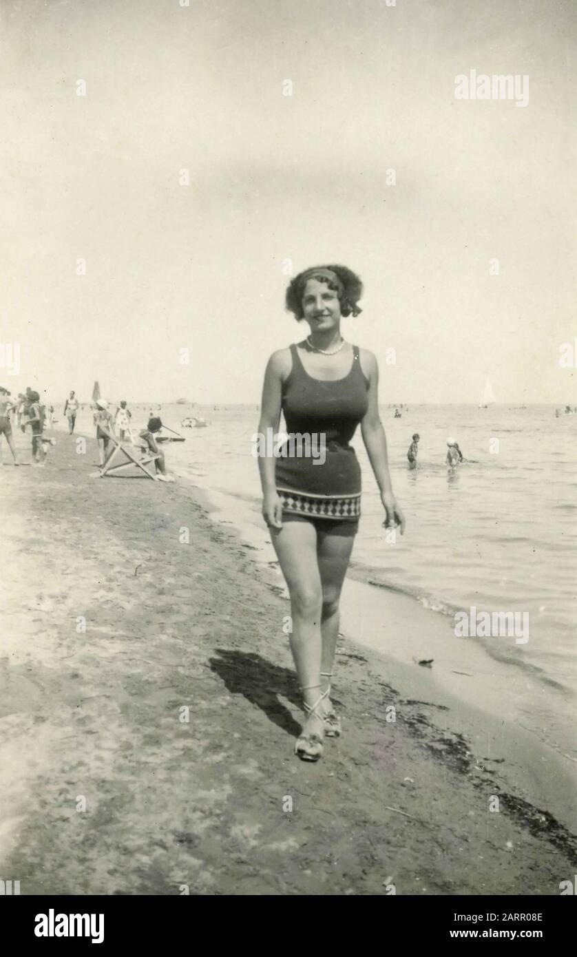 Fille en maillot de bain sur la plage, Rimini, Italie 1930 Photo Stock -  Alamy