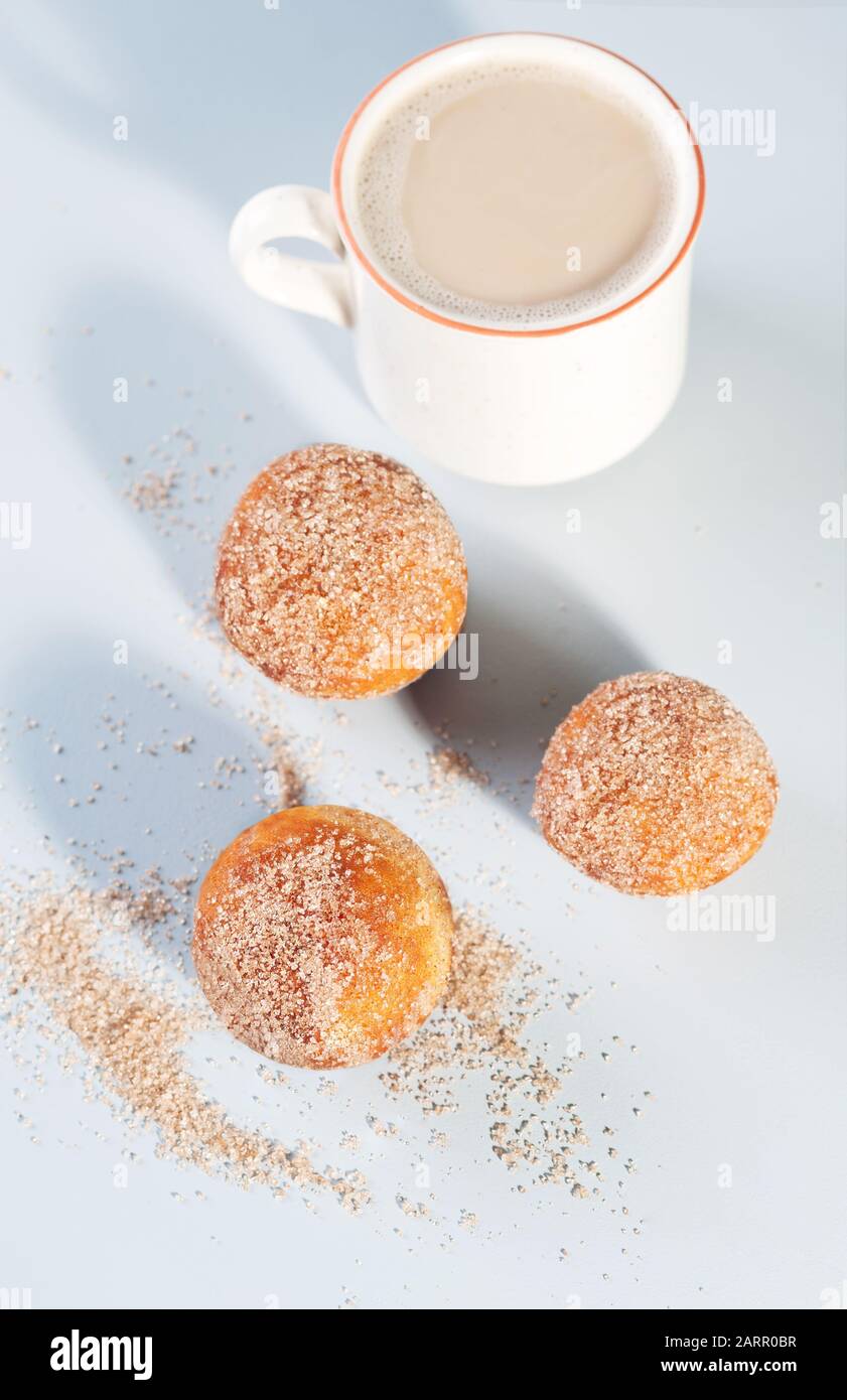 Beignets frits sans trou avec sucre cannelle.Fête ou nourriture carnaval.nourriture fond abstrait. Image verticale avec espace pour le texte. Banque D'Images