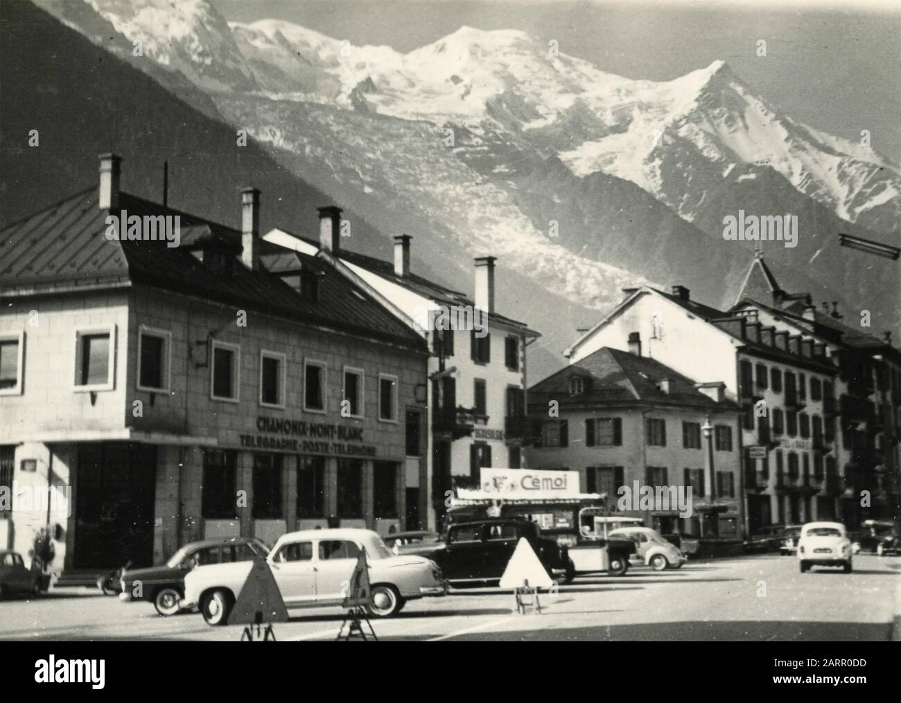 Vue sur la route principale de Chamonix, France 1957 Banque D'Images