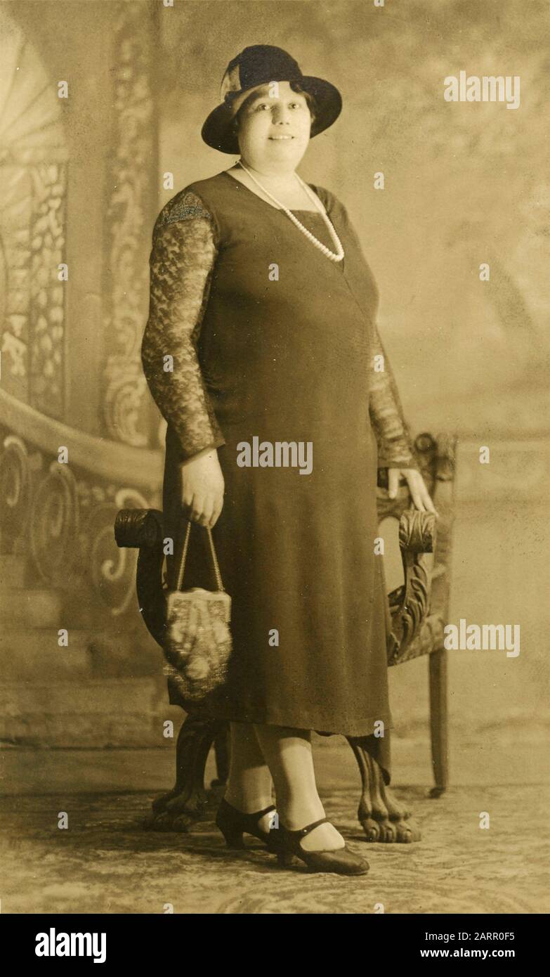 Portrait complet d'une grande femme, NY, États-Unis, années 1930 Banque D'Images