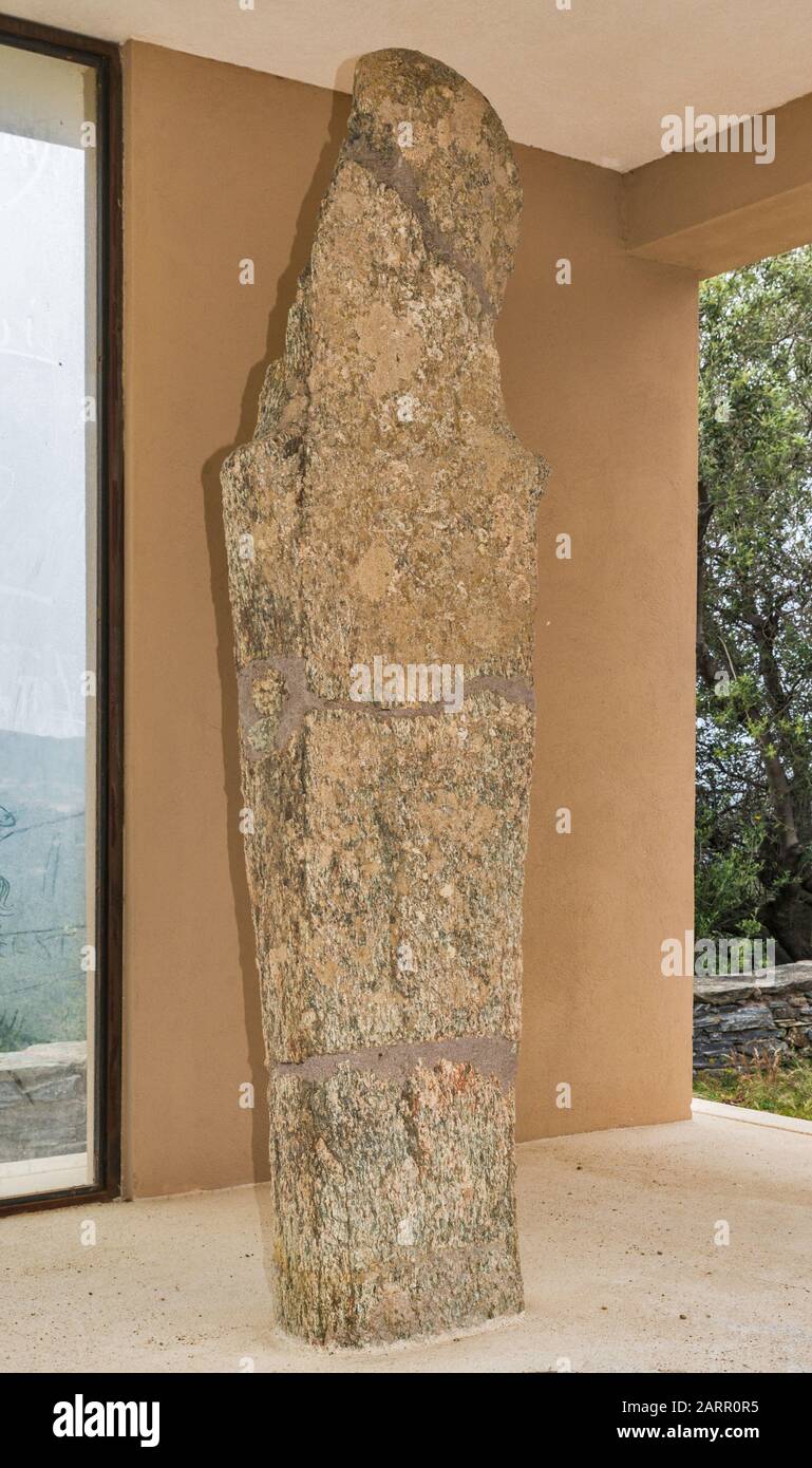 Statue de menhirs, époque néolithique, 2500-2000 av. J.-C., exposée au pavillon de rue dans la ville colline de Pieve, région de Nebbio, haute-Corse, Corse, France Banque D'Images