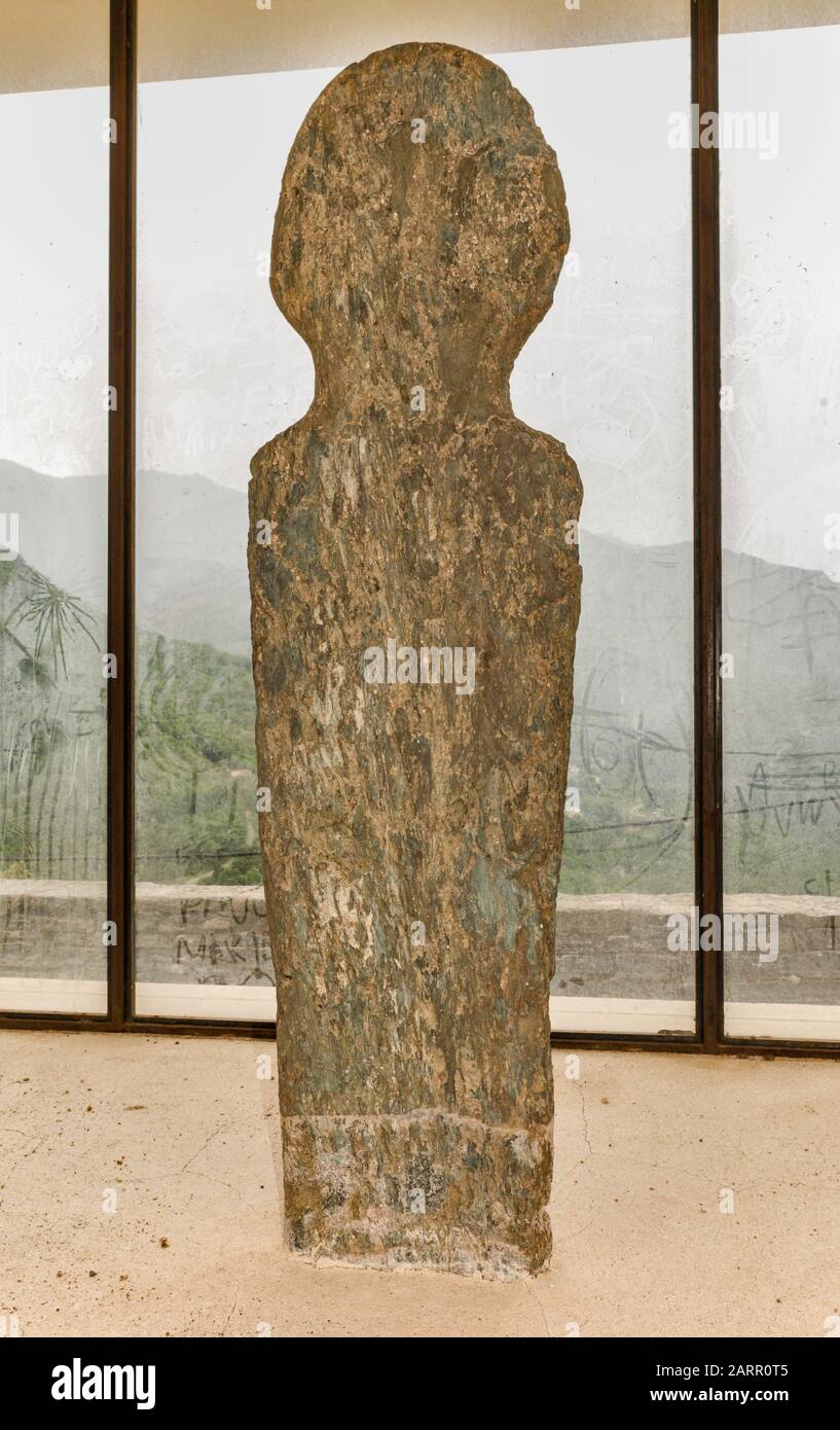 Statue de menhirs, époque néolithique, 2500-2000 av. J.-C., exposée au pavillon de rue dans la ville colline de Pieve, région de Nebbio, haute-Corse, Corse, France Banque D'Images