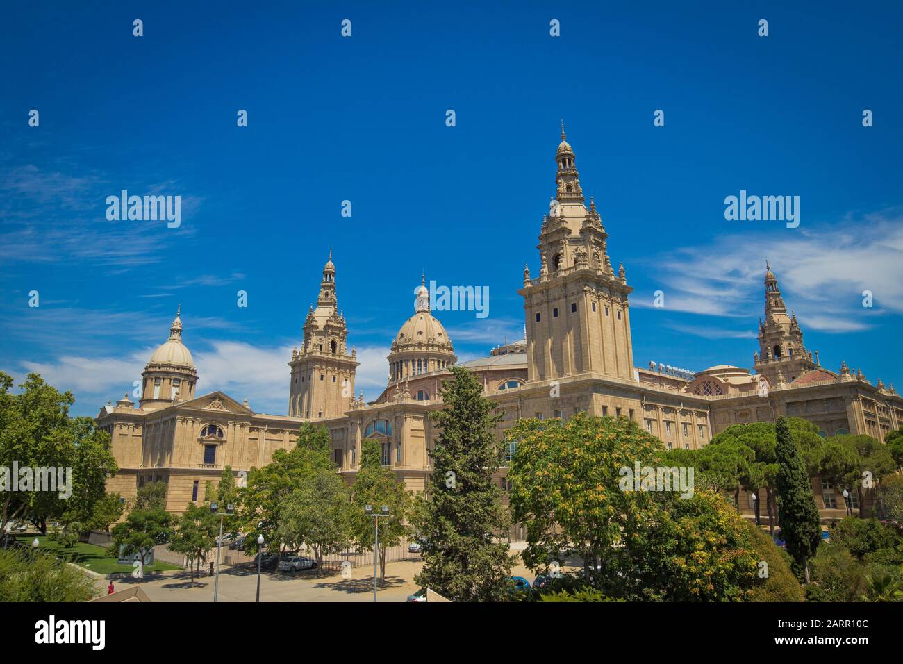 Vue sur les sites centraux de Barcelone lors d'une journée d'été ensoleillée avec un ciel bleu Banque D'Images