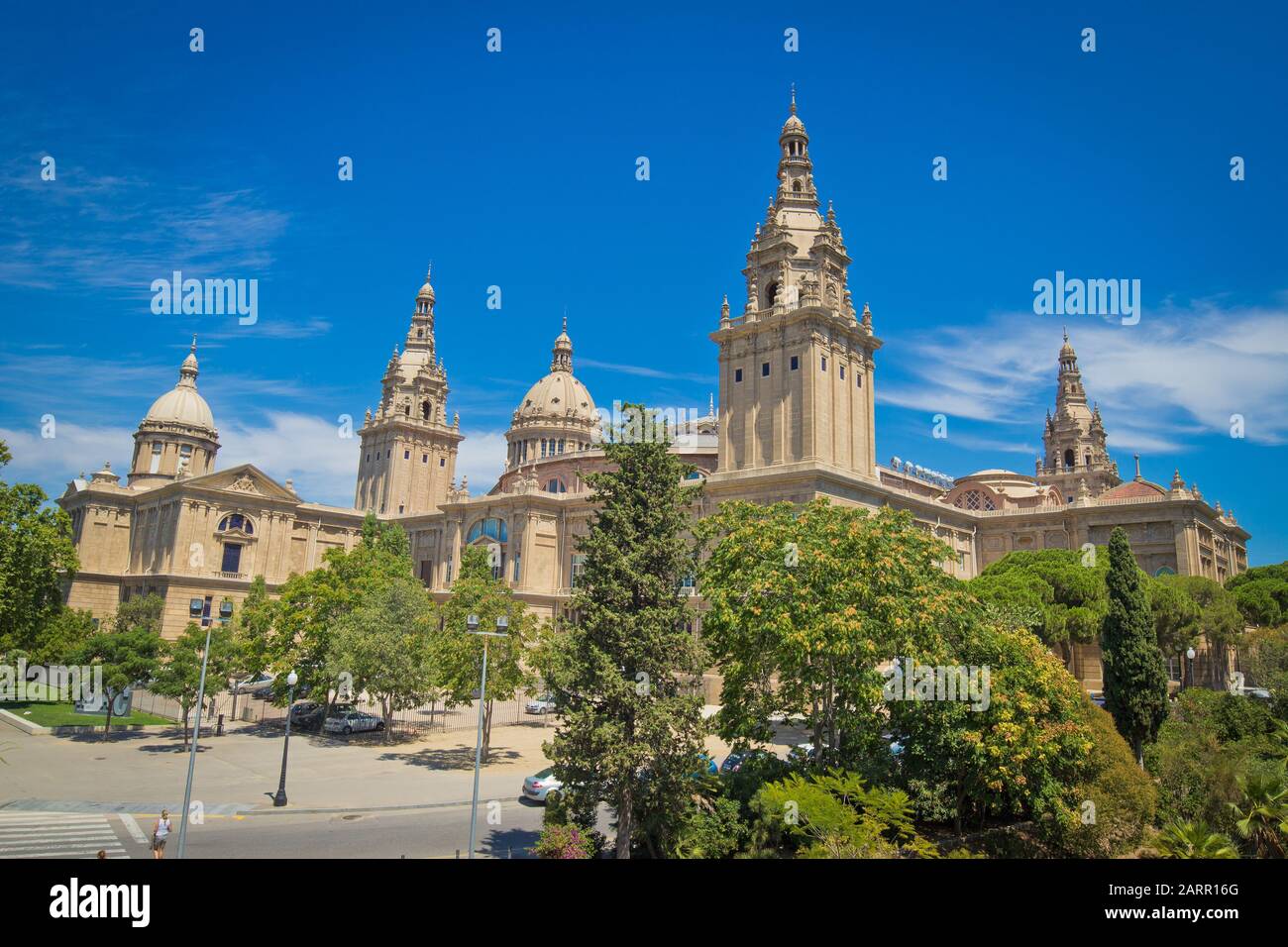 Vue sur les sites centraux de Barcelone lors d'une journée d'été ensoleillée avec un ciel bleu Banque D'Images