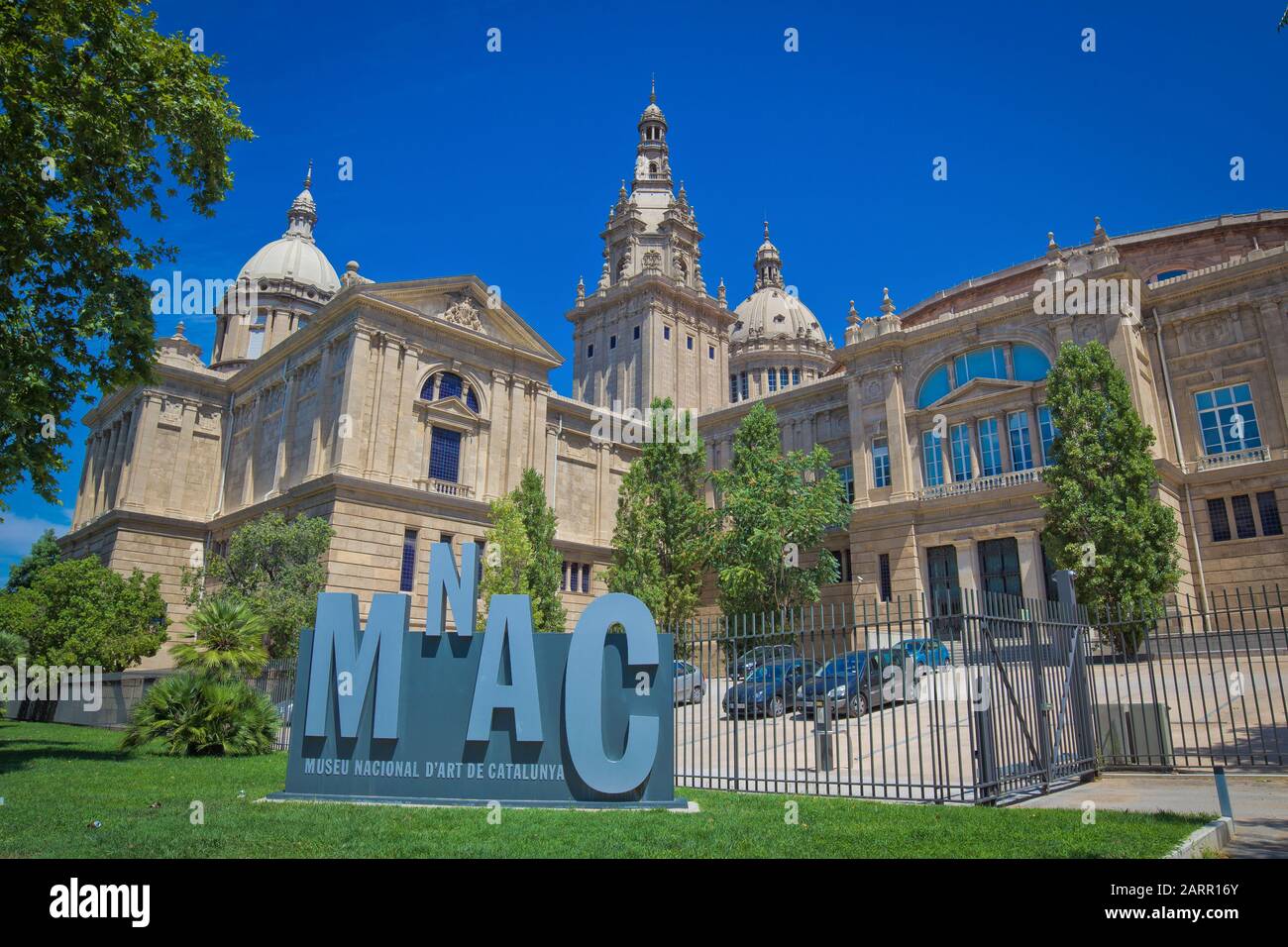 Vue sur les sites centraux de Barcelone lors d'une journée d'été ensoleillée avec un ciel bleu Banque D'Images
