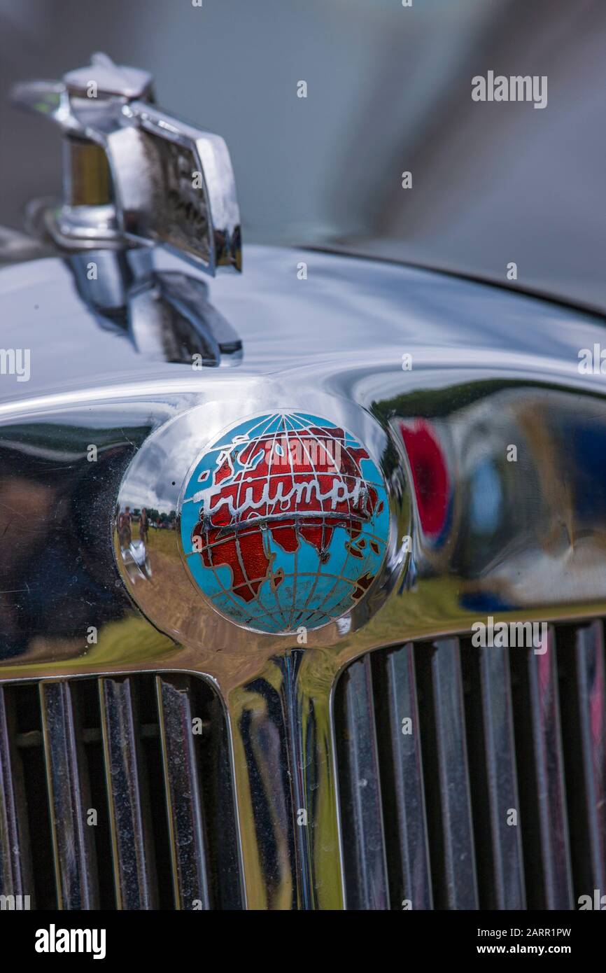 Badge de radiateur sur une vieille voiture Triumph. Banque D'Images