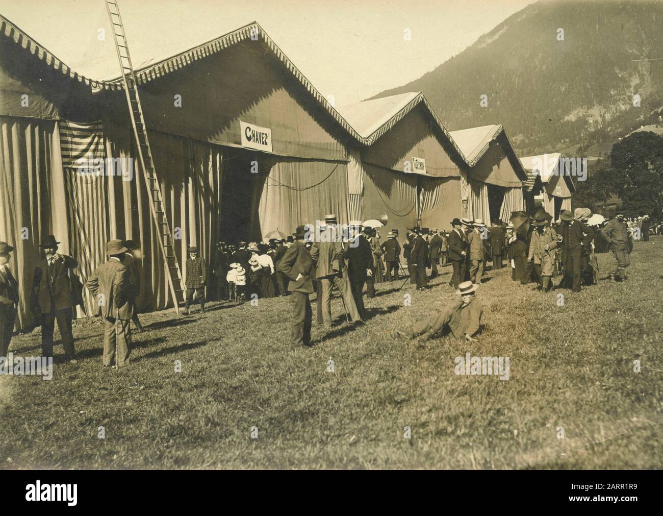 Foule devant le hangar de l'aviateur péruvien Geo Chavez, France, 1910 Banque D'Images