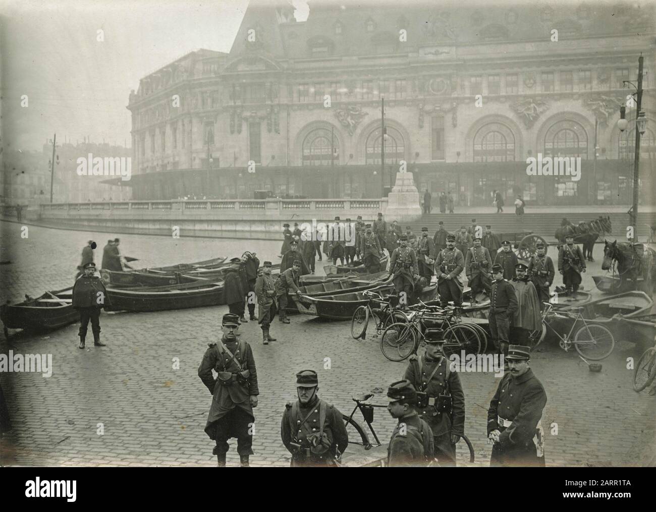 Les trêpes de pontonniers du corps d'ingénierie se préparent à quitter Paris en face de la Gare de Lyon, France 1909 Banque D'Images