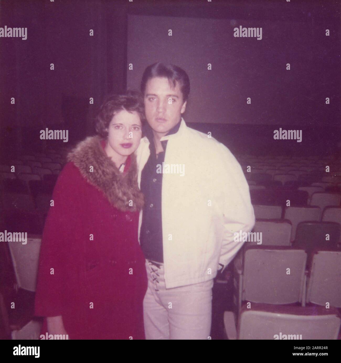 Chanteur et acteur américain Elvis Presley avec un fan, États-Unis, années 1950 Banque D'Images