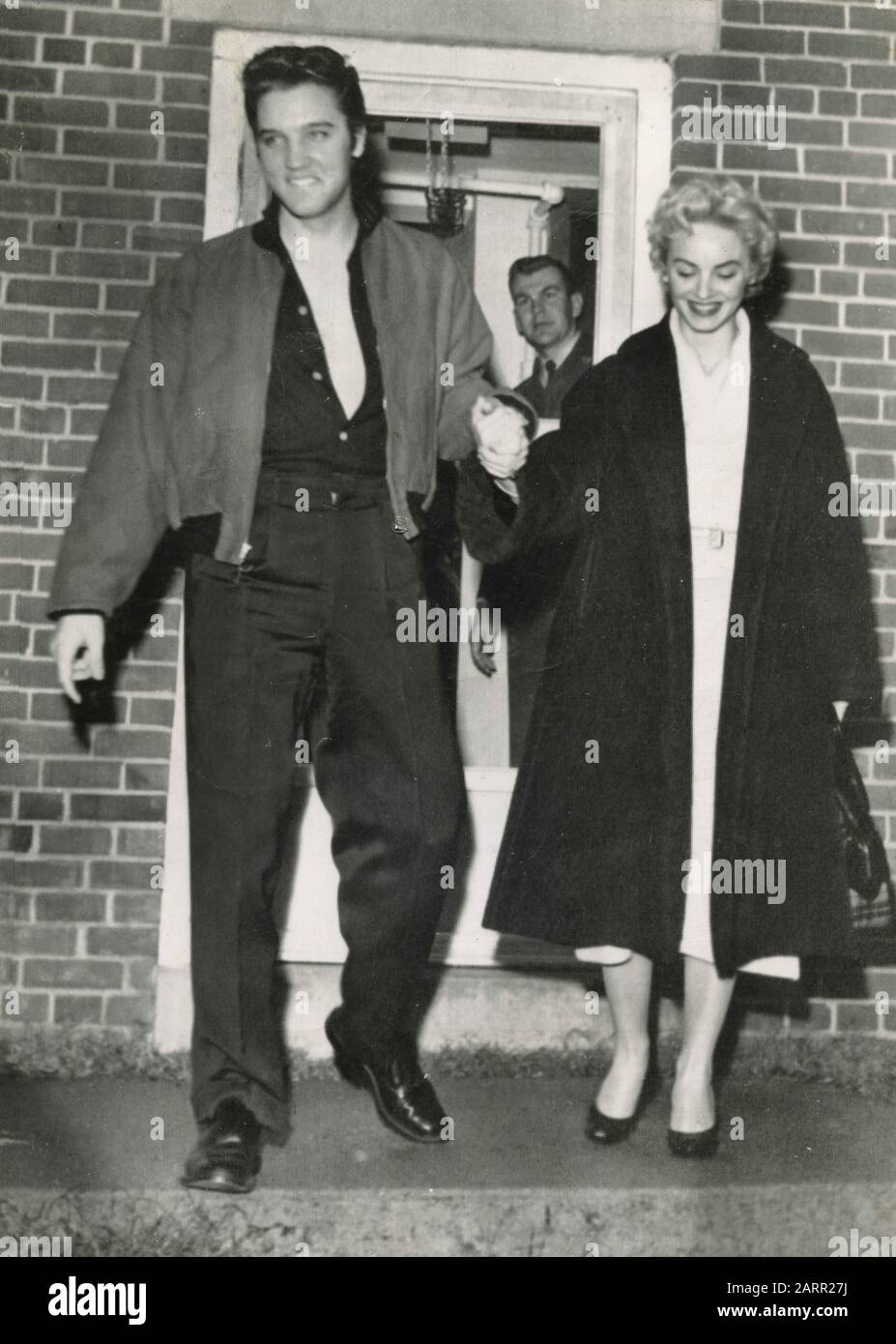 Chanteur et acteur américain Elvis Presley avec la danseuse Dotty Harmony, Memphis, Tenn, États-Unis 1957 Banque D'Images