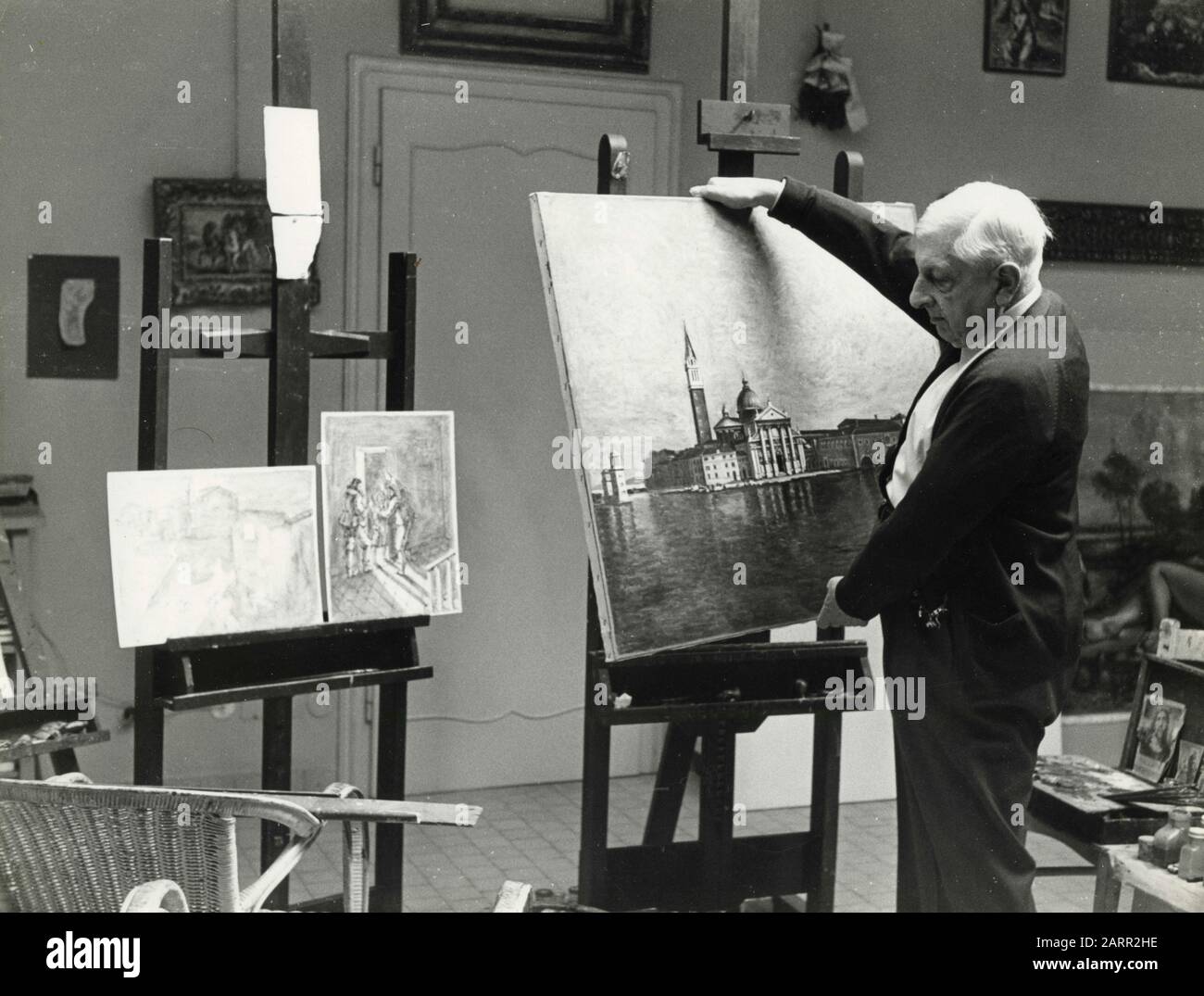 Artiste peintre italien Giorgio de Chirico dans son atelier, Rome, Italie 1964 Banque D'Images