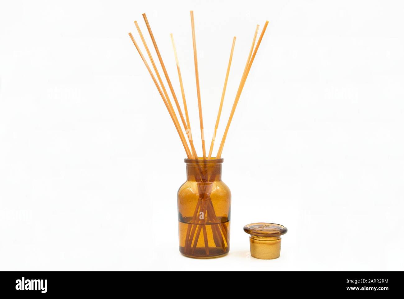 diffuseur en roseau bâtons d'encens avec bouchon en bouteille de verre isolé sur le backgroun blanc Banque D'Images