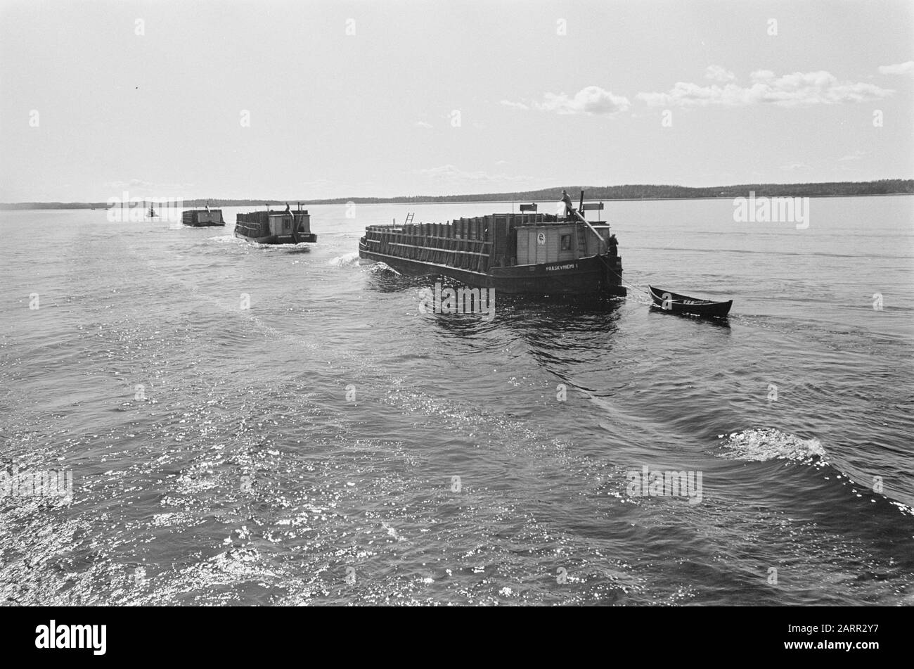 Finlande radeaux, transport, remorqueurs, remorqueurs, bois, navigation intérieure Annotation: Nombres négatifs: Numéro 5: Radeaux de bois, zone du lac numéro 6 et 7 Date: 5 juillet 1967 lieu: Finlande mots clés: Navigation intérieure , bois, remorqueurs, remorqueurs, transport, radeaux Banque D'Images