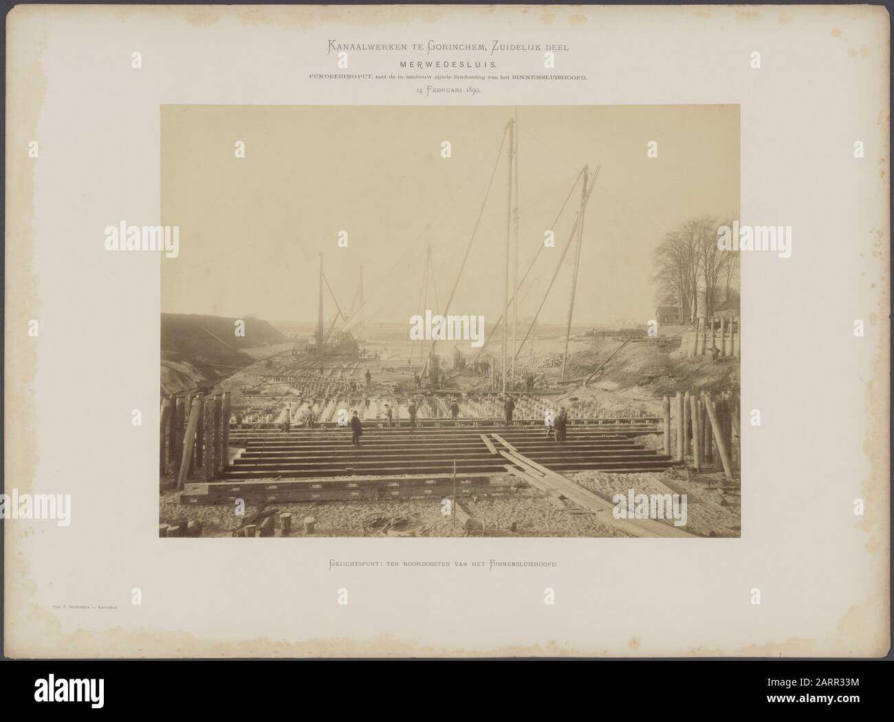 Kanaalwerken à Gorinchem, partie sud. Merwedesluis Foundation PIT, avec la fondation de la tête de serrure intérieure en construction. Point de vue: Nord-est de la tête de serrure intérieure Date: 14 février 1890 lieu: Gorinchem, Gorinchem, Zuid-Holland, Zuid-Holland mots clés: Têtes de serrure intérieure, puits de fondation, pieux, serrures, moteurs à vapeur, génie hydraulique Banque D'Images