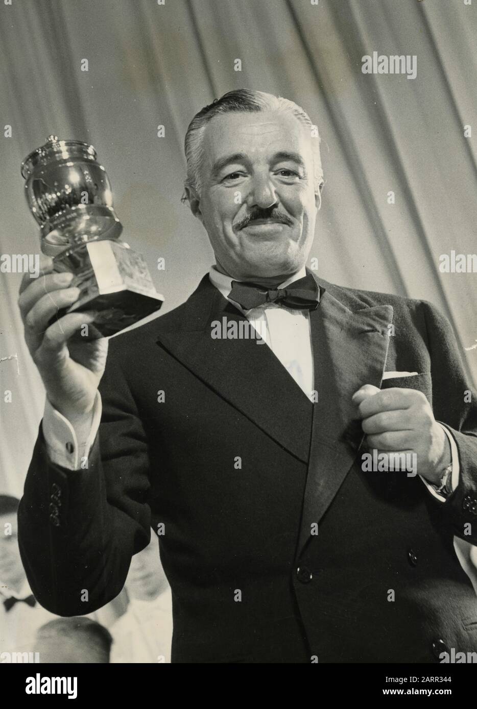 Acteur et réalisateur italien Vittorio de Sica gagnant le prix Grolla d'Oro, Saint Vincent, Italie 1955 Banque D'Images