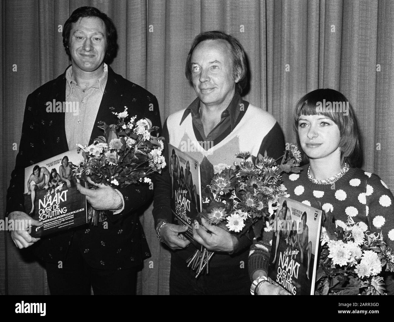 ' Jon Bluming, Rijk de Gooyer en Jennifer Willems biens de première van Naakt over de schutting 24 oktober 1973; ' Banque D'Images