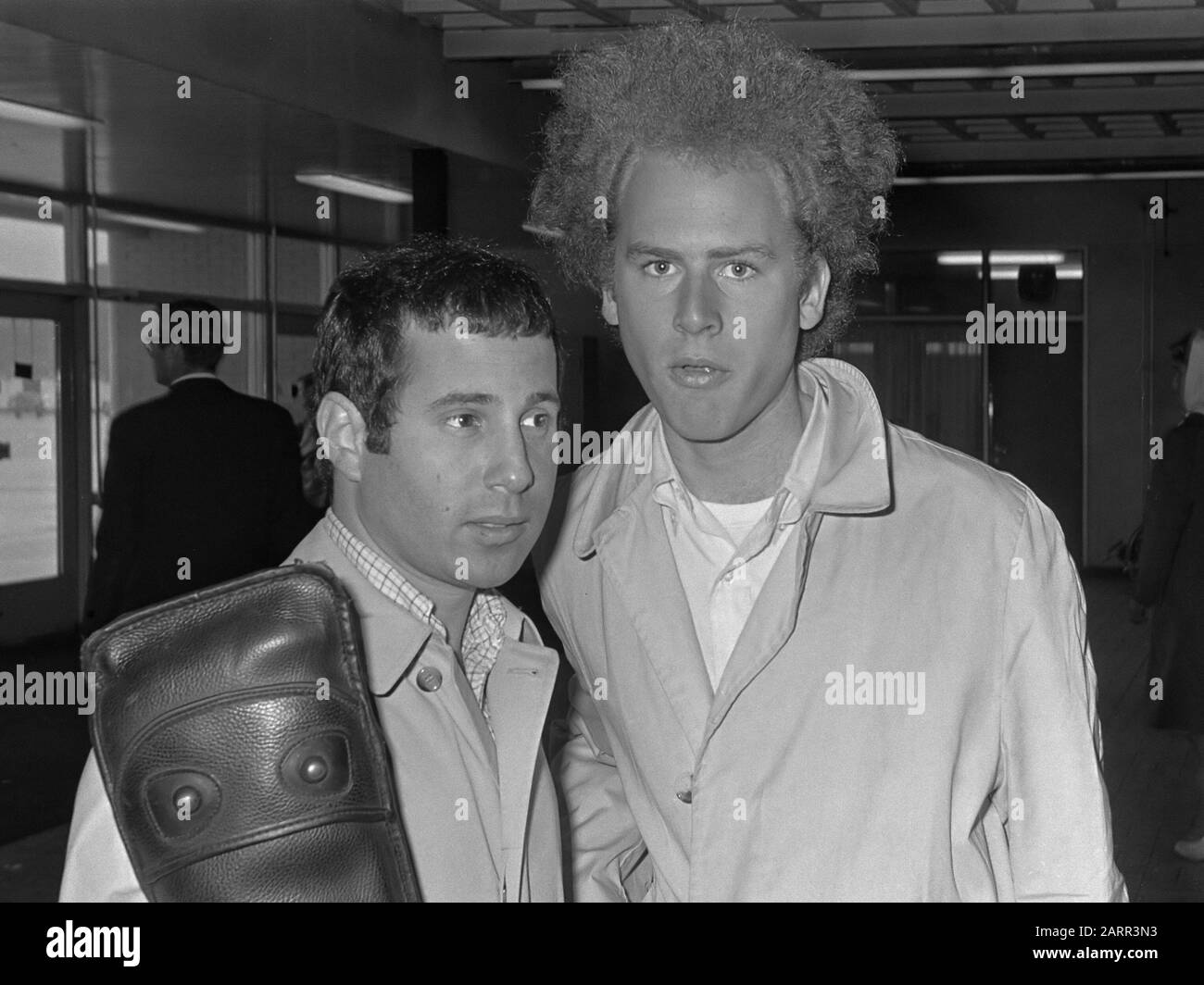'Simon & Garfunkel arrivent à l'aéroport de Schiphol, aux Pays-Bas en 1966.; ' Banque D'Images