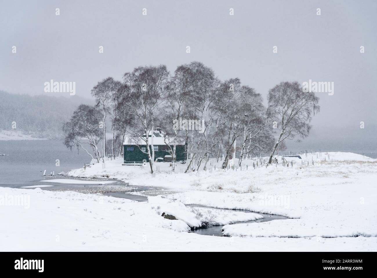 Vue sur le paysage enneigé du Loch Ossian et du Loch Ossian Youth Hostel dans Highland Region, Écosse, Royaume-Uni Banque D'Images