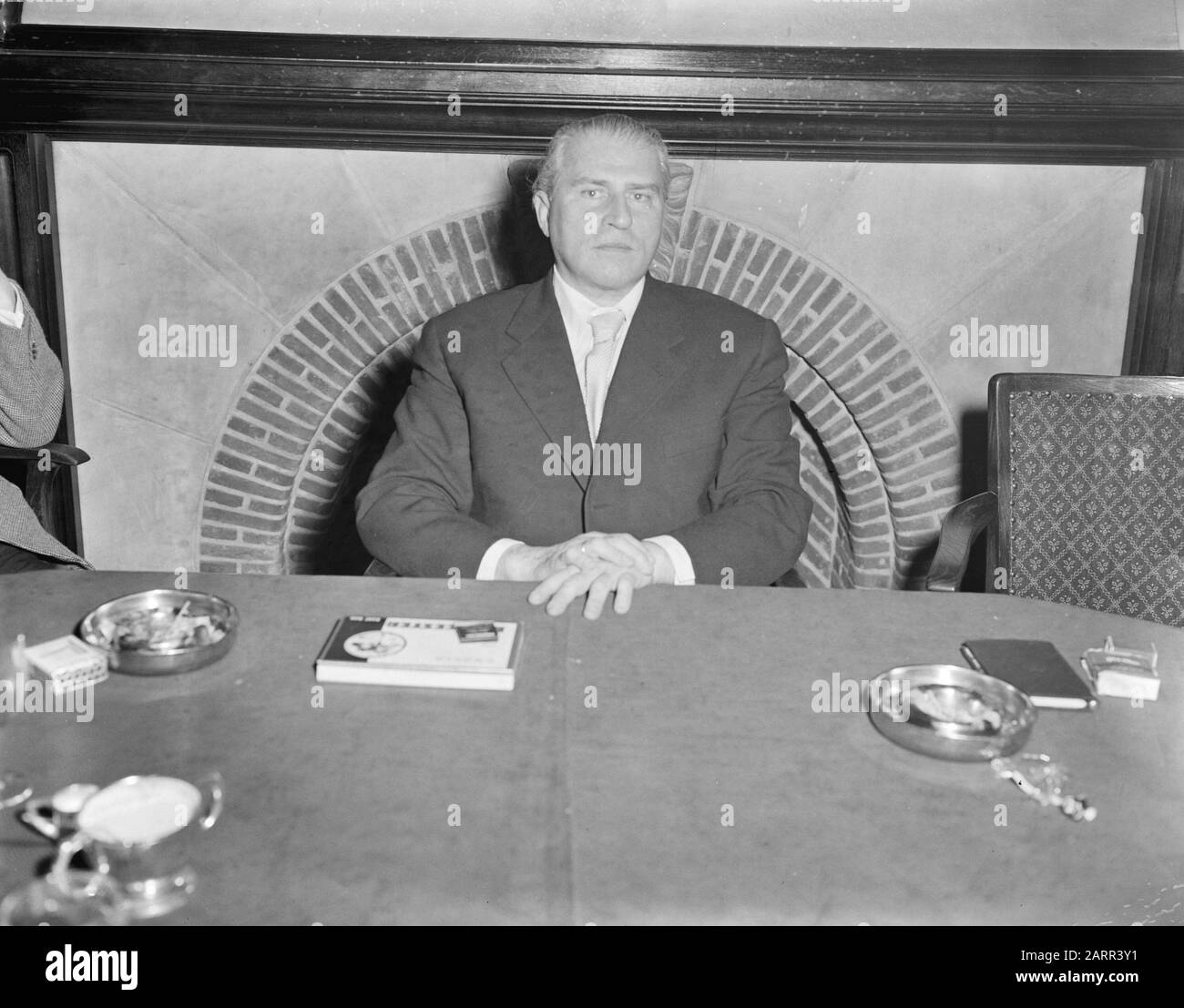 L'auteur allemand Carl Zuckmayer visite Amsterdam Date: 8 mars 1956 lieu: Amsterdam, Noord-Holland mots clés: Auteurs, letteristes, écrivains Nom personnel: Zuckmayer, Carl Banque D'Images