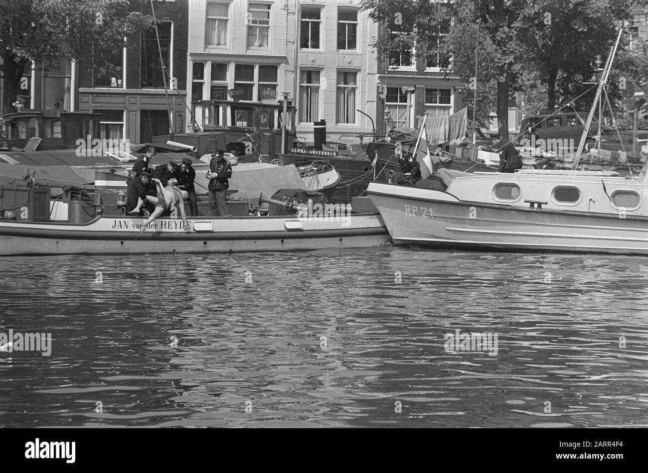 'Dieutsch: Dreharbeiten für den James-Bond-Film Diamantenfieber in Amsterdam.Nederlands: Collectie / Archief : Fotocollectie Anefo Retarage / Serie : [ onbekend ] Beschrijving : Opnamen James Bond film Amsterdam voor Diamonds sont pour toujours : 3 juli 1971 Locatie :, Noord-Hollande : Mieremet, Rob / Anefo Auteursrechthebbende : Nationaal Archief Materiaalsoort : Negatief (zwart/wit) Nummer archiefinventaris : bekijk toegang 2.24.01.05 Bestanddeelnummer : 924-7005 Reacties Geplatst porte Maaike op 19 septembre 2012 - 17:05. Amsterdam Bran Banque D'Images