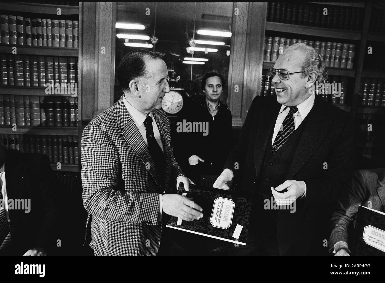 Le président de VNO van Veen offre la 1ère copie du dossier de note VNO sur l'offre et la demande sur le marché du travail à min. Albeda van Soza VNO Président de Veen (l) et Ministre Albeda (Affaires sociales) Date : 14 novembre 1979 mots clés : documents, ministres, présentations, présidents Nom personnel : Albeda, Wil, Veen, Chris van Institutionname : Ministère des Affaires sociales, VNO Banque D'Images