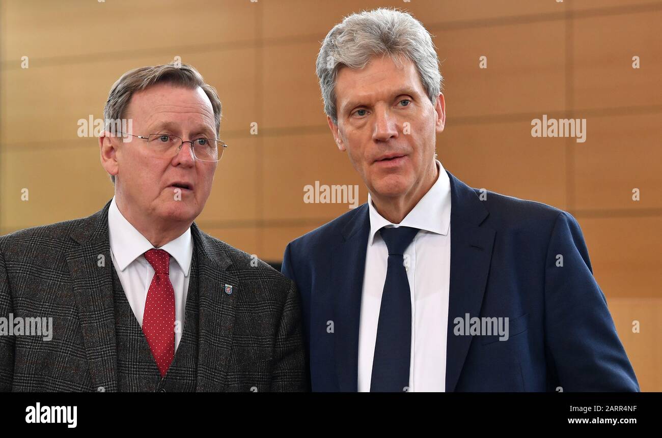 Thuringe, Allemagne. 29 janvier 2020. 29 janvier 2020, Thuringe, Erfurt: Bodo Ramelow (l., Die Linke), ministre président de Thuringe, et Helmut Holter (r., Die Linke), ministre de l'éducation, de la jeunesse et du sport de Thuringe, s'expriment avant le début de la session du parlement d'État en Thuringe. Le même jour, le Président du Landtag a convoqué le Parlement pour une session extraordinaire afin d'élire le Premier Ministre le 5 février. La motion en est venue des groupes parlementaires de la gauche, du SPD et des Verts. Les trois proposent le premier ministre en exercice comme candidat. Crédit: DPA pict Banque D'Images