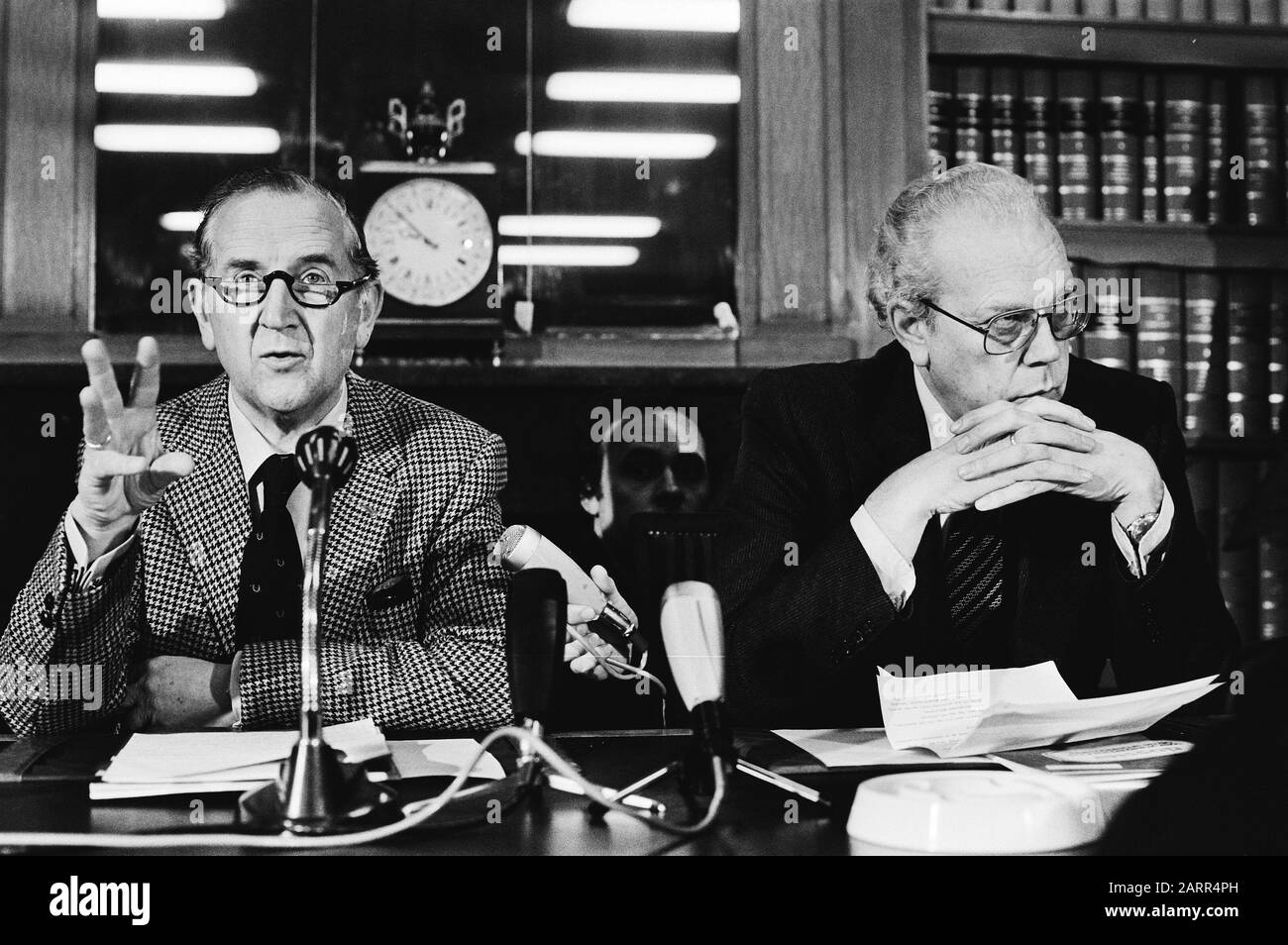 Le président de VNO van Veen offre la 1ère copie du dossier de note VNO sur l'offre et la demande sur le marché du travail à min. Albeda van Soza VNO Président de Veen (l) et Ministre Albeda (Affaires sociales) Date : 14 novembre 1979 mots clés : livres, ministres, présentations, présidents Nom personnel : Albeda, Wil, Veen, Chris van Institutioningsname : Ministère des Affaires sociales, VNO Banque D'Images