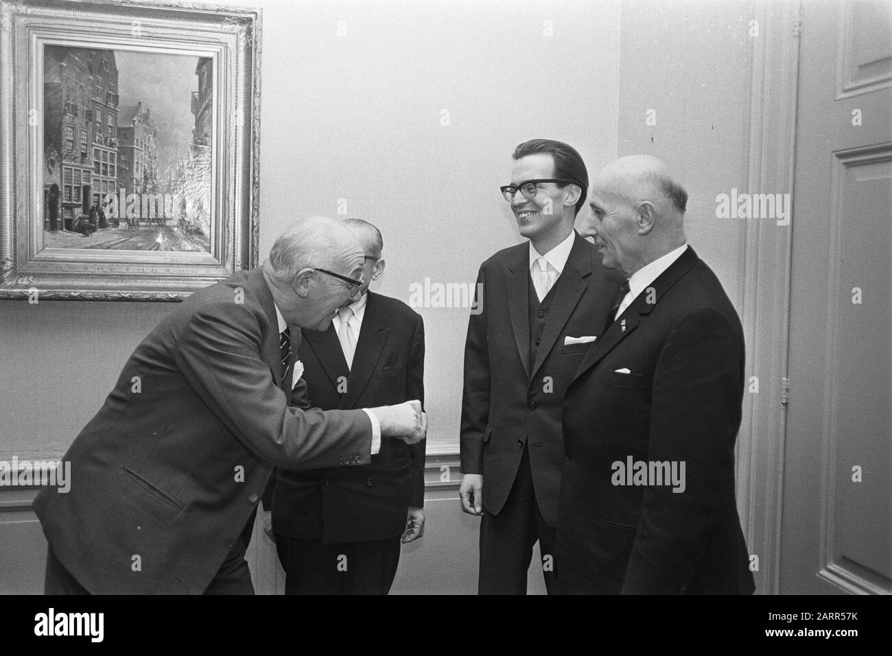 M. Nijhoffprijs 1965 à la Haye v.l.n.r maire G. Kolfschoten, Ludwig Kunz, Ernst van Altena et m. DR. F. Nuben/Date: 26 Janvier 1965 Lieu: La Haye, Zuid-Holland Mots Clés: Prix, Maires Nom Personnel: G. Kolfschoten Nom De L'Institution: Martinus Nijhoffprijs Banque D'Images