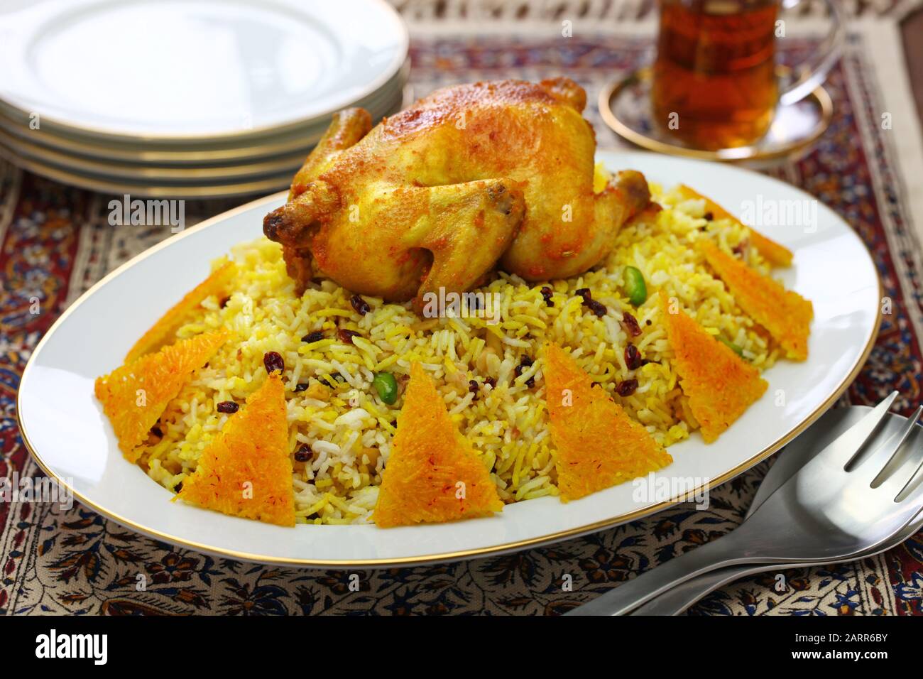 zeshk polo ba morgh, riz aux baies avec poulet au safran, cuisine iranienne persane Banque D'Images