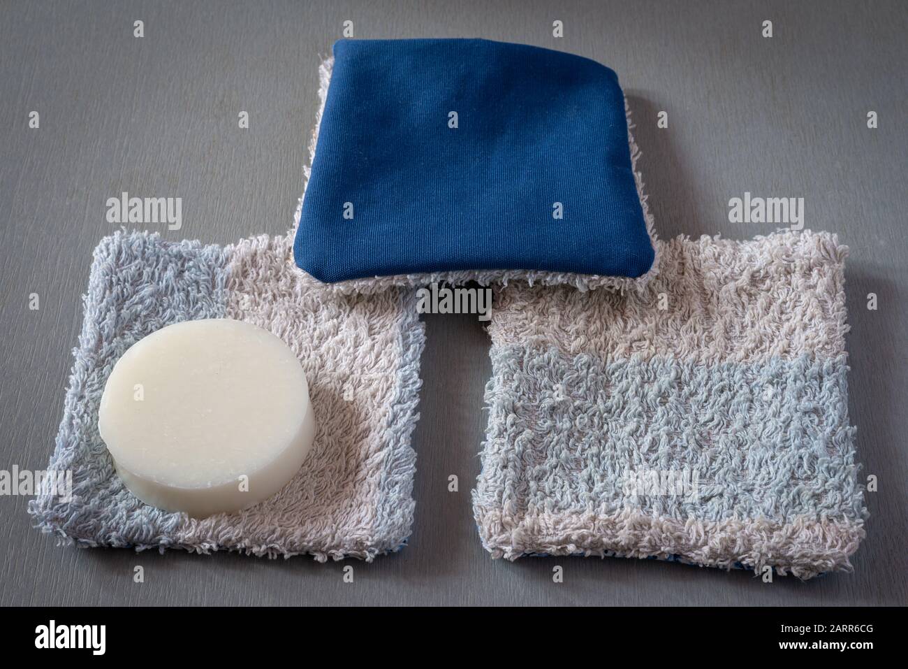 La maison a fait zéro déchet, serviette de lavage, lingettes de maquillage serviettes recyclées. Avec savon fait à la main. Banque D'Images