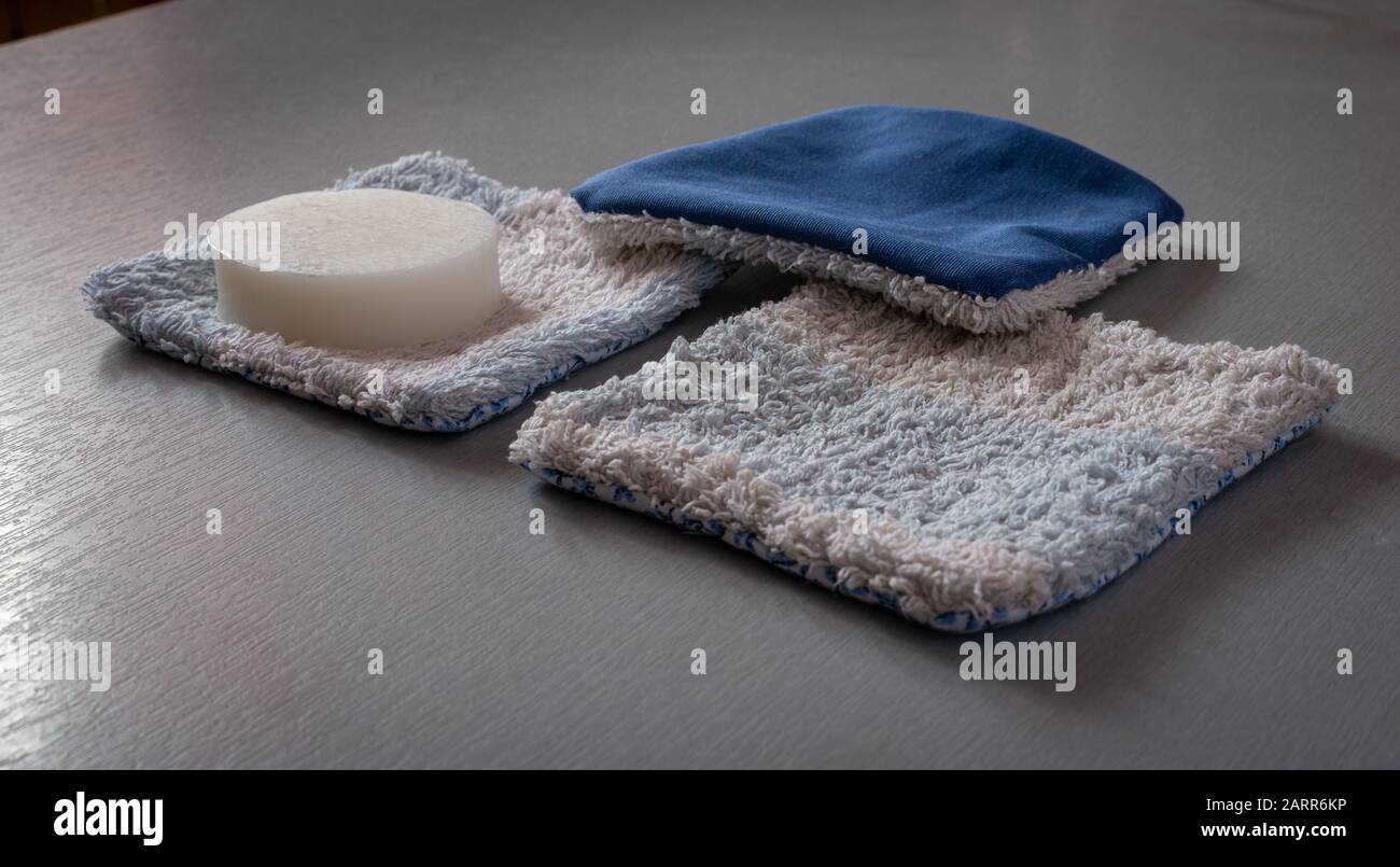 La maison a fait zéro déchet, serviette de lavage, lingettes de maquillage serviettes recyclées. Avec savon fait à la main. Banque D'Images