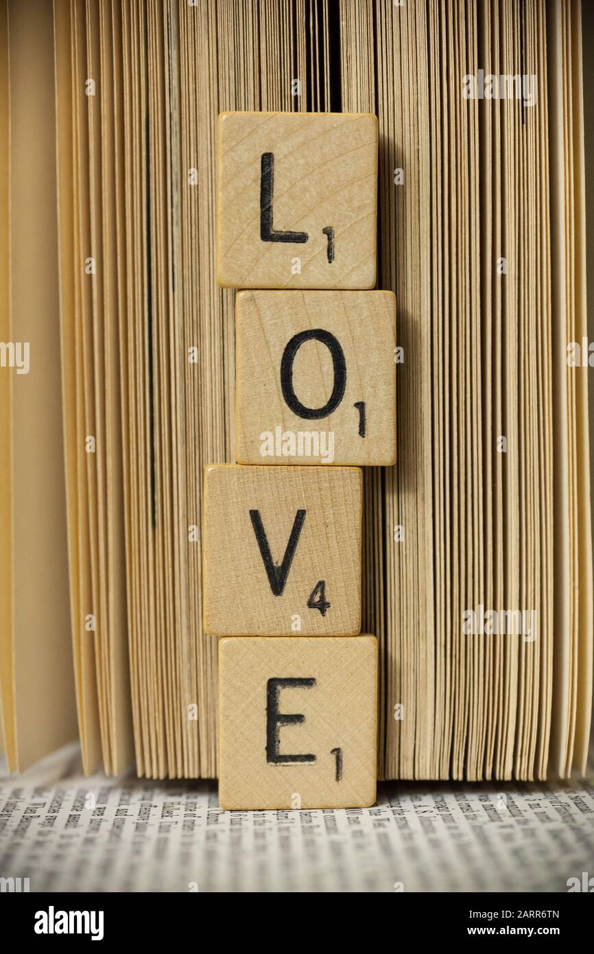Woodbridge, NEW JERSEY / USA - 25 Janvier 2020: Les tuiles de Scrabble énoncent le mot Amour, dans cette image éditoriale illustrative. Les tuiles sont positione Banque D'Images